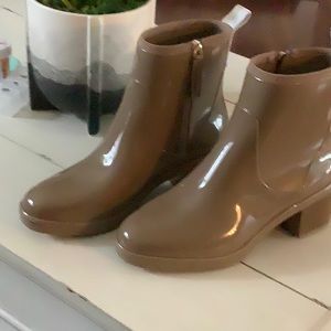 NWNT Kate Spade Tan rain ankle boots 🥾